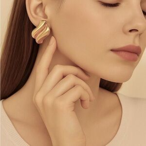VINTAGE Elegant Gold Wave Clip On Earrings